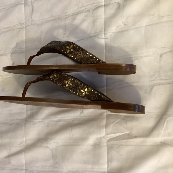 (PRE-OWNED) Authentic Louis Vuitton Flat Thong Sandal (Color: Brown) - Picture 4 of 7